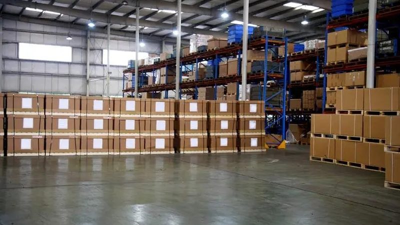 轻型货架与角钢货架：差异解析与应用场景**